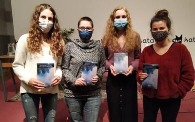 Oihana Arana eta Aroa Elortza debagoiendarren idatziak 'Izotzetan islatuak' liburu kolektiboan
