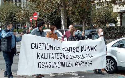 Eskualdeko 150 lagun manifestatu dira gaur Zumaian pentsio duinen alde