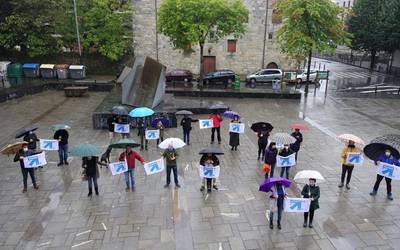 Argazki jendetsua atera dute euskal presoen, iheslarien eta deportatuen etxeratzea eskatzeko