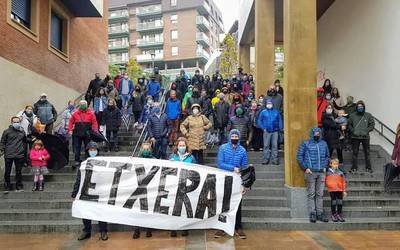 Preso eta iheslarien eskubideen alde elkarretaratu dira gaur Zumaian
