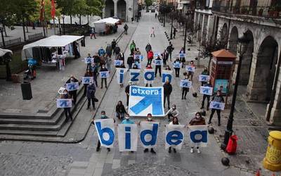Euskal preso politikoen eskubideen aldeko aldarria Aiaraldeko plazetara eraman dute