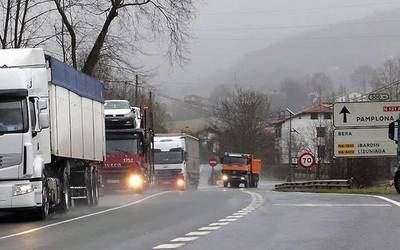 Garraiolarien elkarteek N-121-A errepidean peajeak ez paratzeko eskatu eta autobiaren aldeko apustua berretsi dute