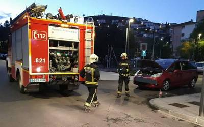 Auto batek sua hartu du Arbol Malato kalean