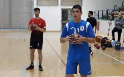 Erreka eskubaloi taldean ari zen Oier Berasategik Espainiako lehen mailan ari den San Antonio taldean jokatuko du aurten