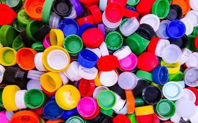 Plastikozko tapoiak biltzeko edukiontzia kendu du Udalak