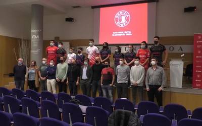 AMPO Ordizia Rugby taldeak atzo arratsaldean logo eta kamiseta berriak aurkeztu zituen