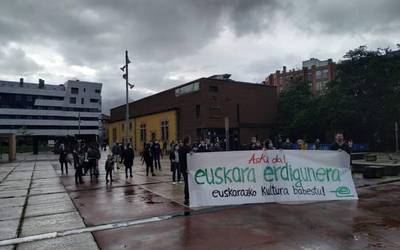Erakundeei euskararen eta kulturaren aldeko neurri "estruktural eraginkorrak" eskatzeko elkarretaratzea egin dute Durangon