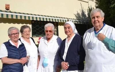 Opari eta musika doinu artean agurtu dituzte Berako zahar etxeko mojak