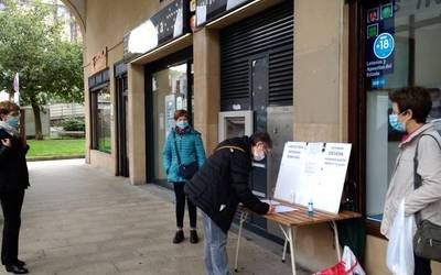 Kutxabanken ordutegi-murrizketen aurkako sinadura bilketak erantzun ona izan du