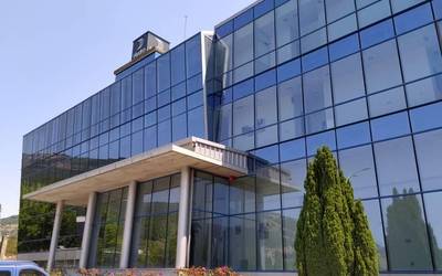 Hydroren estrusio-prentsa handia lanean da