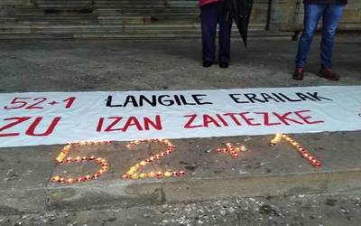 Argi Gorriak taldeak lan istripuak salatzeko elkarretaratzea egin zuen atzo Elorrion