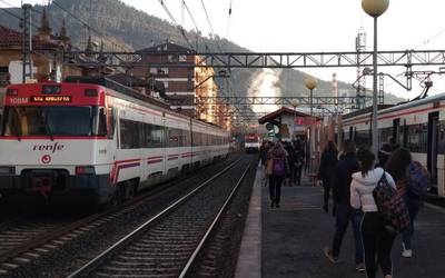 Renfek tren zerbitzua hobetzeko mozioa aurkeztu du EH Bilduk Aiaraldeko hainbat herritan