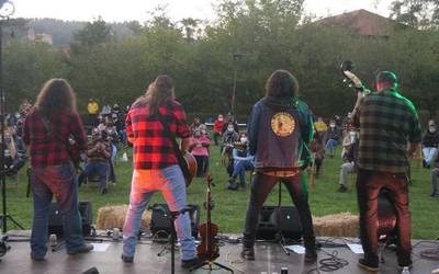 Aulki guztiak bete zituen atzo Moonshine Wagon taldeak Orozkorocken