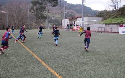 Gaur, futbol eskolarekin lotutako batzarra