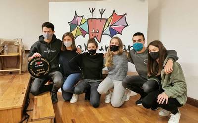 Aner Peritz txapeldun eta Naia Arrizabalaga azpitxapeldun, Gipuzkoako Eskolarteko Bertsolari Txapelketan