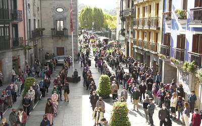 Asuncion Klinikako langileek eta hainbat herritarrek  eginiko deialdian, jendetza bildu zen babesa ematera