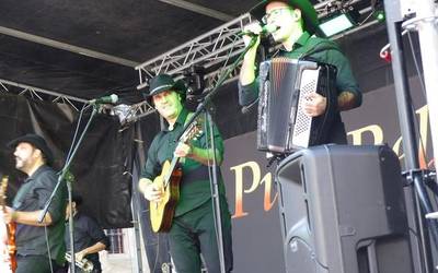 Eguerdiko saioan, gonbidatu berezia izan dute Puro Relajo taldeko musikariek