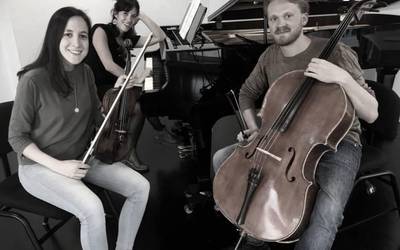 Sikter Brass eta Trio Camelot taldeen kontzertua Areetako Musika Eskolan