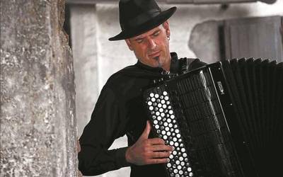 'Urolatik barrena' kontzertua izango da gaur Errenterian Urval Ensemble, Gorka Hermosa eta Jon Maiaren eskutik