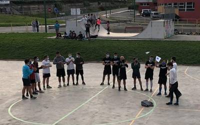 Astuan Villa nagusi areto futbol txapelketan, eta parte hartzerik izan ez zuten neskak minduta