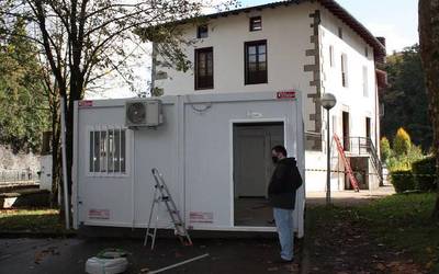 PCR probak egiteko eta COVID-19aren sintomak dituzten pertsonak artatzeko gune berria egokitu dute anbulatorioan