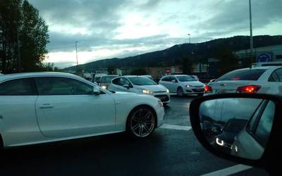 Auto-ilara luzeak Zamudioko sarreran