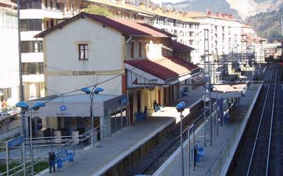 Zabaldu dute goizean itxita egon den Mendaro eta Elgoibar arteko trenbide zatia, eta martxan da berriro ohiko tren zerbitzua
