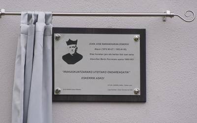 Joan Jose Barandiaran Zeberiori eskertza omenaldia egin diote Ataungo Gabrielenea etxean