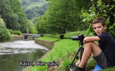 Hegaztiak behatzen segitzen du Oier Erkizia Doneztebeko gaztetxoak