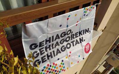 Euskaraldiaren banderatxoak leiho eta balkoietan jartzeko deialdia luzatu dute