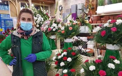 Lourdes Osa: "Herri txikietan eusten diote loreak jartzeko ohiturari"
