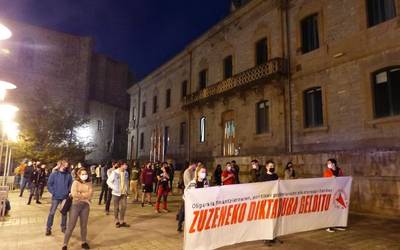 "Goi burgesiak" ezarritako neurri berriek eskubideak "errotik" mozten dituztela salatu dute