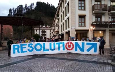 Preso eta errefuxiatuen etxeratzea eskatuz, elkarretaratzea egin zuten atzo Antzuolan