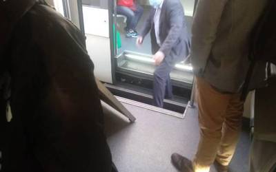 Arakaldon matxura izan du Renfeko tren batek, eta zerbitzua eten dute goizean