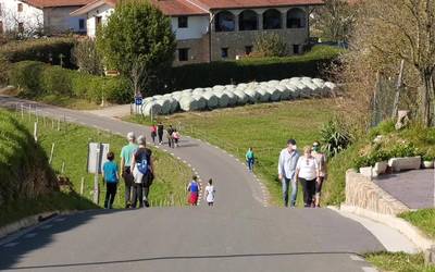 Aste bukaerako eguraldiak kale eta mendietara atera ditu goierritarrak