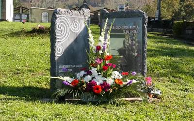 Oroitarri berria jarri du Idiazabalgo Udalak hilerrian