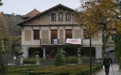 20. urteurrena ospatzeko logo bila dabil Laudioko Gaztetxea