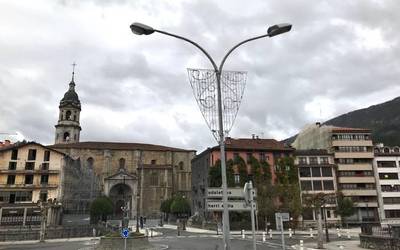 Gabonetako argiak jartzen hasi dira