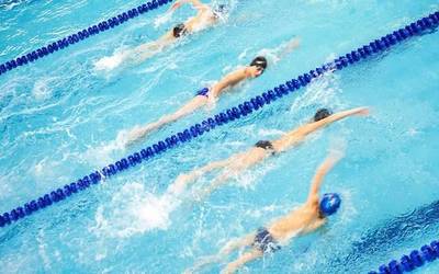 Eusko Jaurlaritzak debekatu egin du kirola taldean egitea