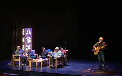 Gontzal Mendibilek irekiko du Folk Ametsetan zikloa