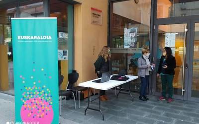 Euskaraldiko txapa banaketa hastera doa