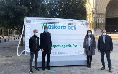 Maskara erraldoi bat jarri dute Gasteizko Katedral Berriaren aurrean
