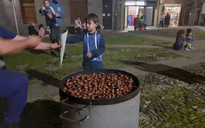 Neguan, gaztaina-erreak plazan