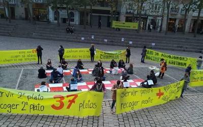 Eskola jantokietako egun arrunt bat simulatu dute "kalitatezko" zerbitzua aldarrikatzeko