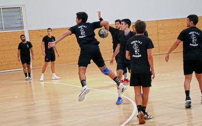 Maila nazionalean lehiatzen diren Sanloko taldeek bakarrik jarraituko dute entrenamenduekin eta lehiarekin