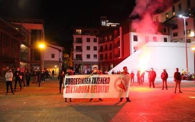 Kalera atera dute Zumaian ere "burgesiaren zuzeneko diktaduraren" aurkako aldarria