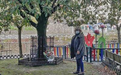 Askotariko indarkerien biktimak omendu zituzten atzo Giza Eskubideen parkean eginiko ekitaldian