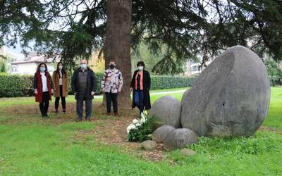 Minutuko isilunea eta lore eskaintza egin dituzte udal ordezkariek Memoria Egunean