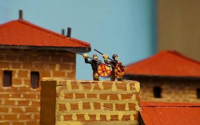 Segurako istorioak kolokan jarriz, historian oinarritutako bi maketa berri eraiki ditu Rafa Berasategik