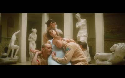 Larunbateko Izaroren kontzertua aurreratu dute arratsaldeko 19:00etara